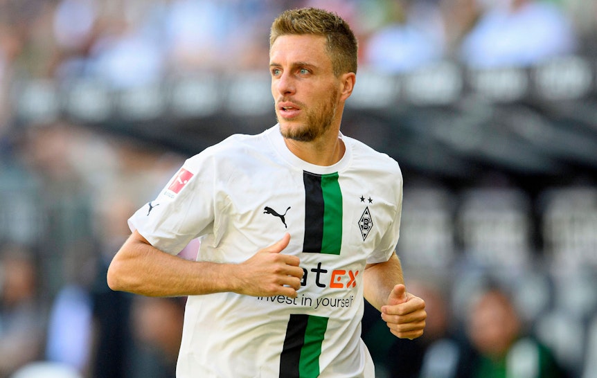 Patrick Herrmann, Profi bei Fußball-Bundesligist Borussia Mönchengladbach. Auf diesem Foto ist der Offensivspieler am 6. August 2022 im Liga-Duell gegen die TSG Hoffenheim zu sehen. Herrmann blickt auf dem Spielfeld zur Seite.