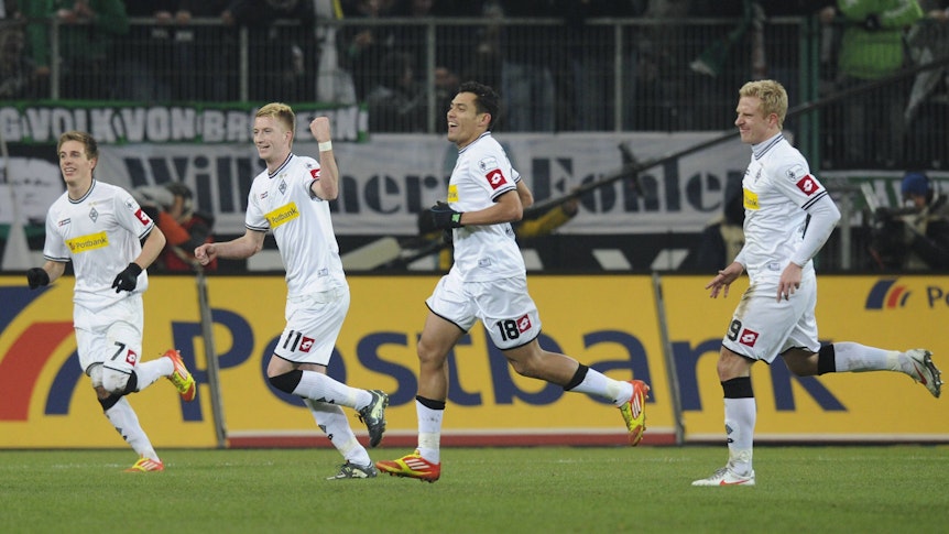 Die „Fanta 4“ im Borussia-Park: Patrick Herrmann (l.), Marco Reus (2.v.l.), Juan Arango (2.v.r.) und Mike Hanke (r.) bejubeln am 11. Februar 2012 einen Gladbach-Sieg (3:0) in der Bundesliga gegen Schalke 04. Herrmann ist der letzte von diesen Spielern, der noch in Gladbach spielt.