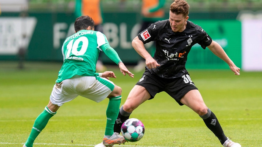 Bremens Leonardo Bittencourt (l.) beim Zweikampf mit Gladbachs Nico Elvedi (r.) beim letzten Aufeinandertreffen der beiden Teams am 22. Mai 2021.