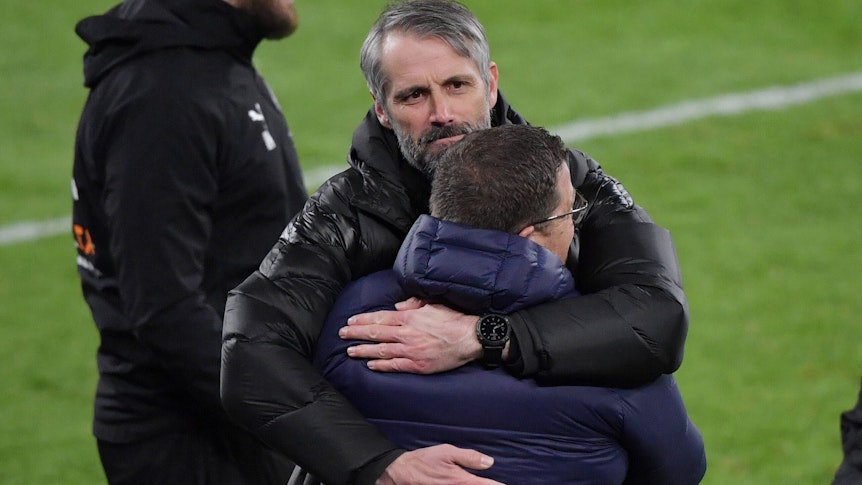 Ziemlich beste Freunde? Marco Rose, Ex-Coach von Borussia Mönchengladbach, und Max Eberl, Ex-Manager der Fohlen, werden bei RB Leipzig wieder zusammenarbeiten. Das Foto zeigt beide noch in Diensten des VfL beim Jubel am 20. Februar 2021.