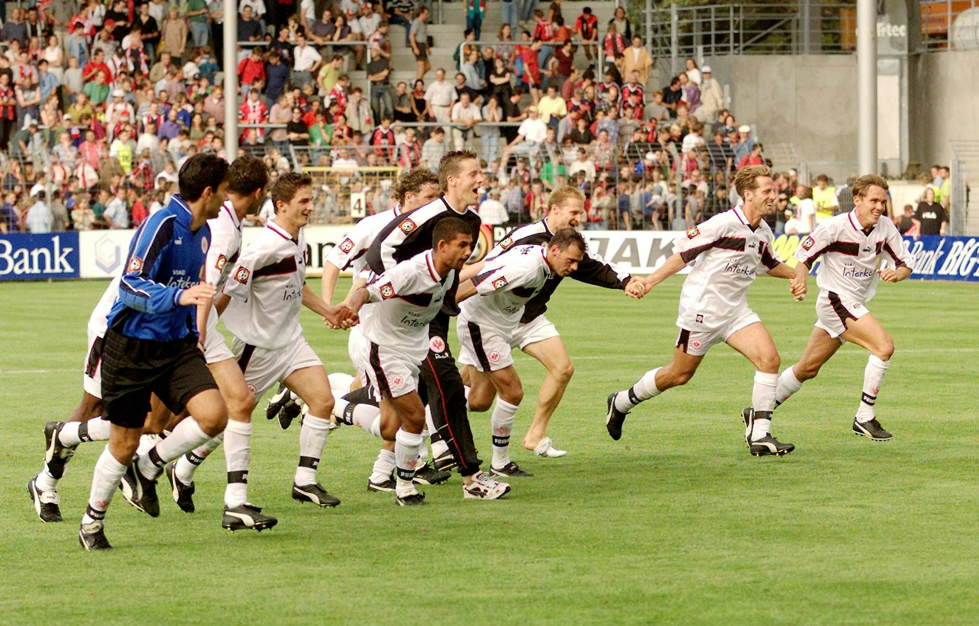 Die Spieler von Eintracht Frankfurt jubeln am 21. August 1999 nach dem Sieg beim SC Freiburg mit ihren Fans