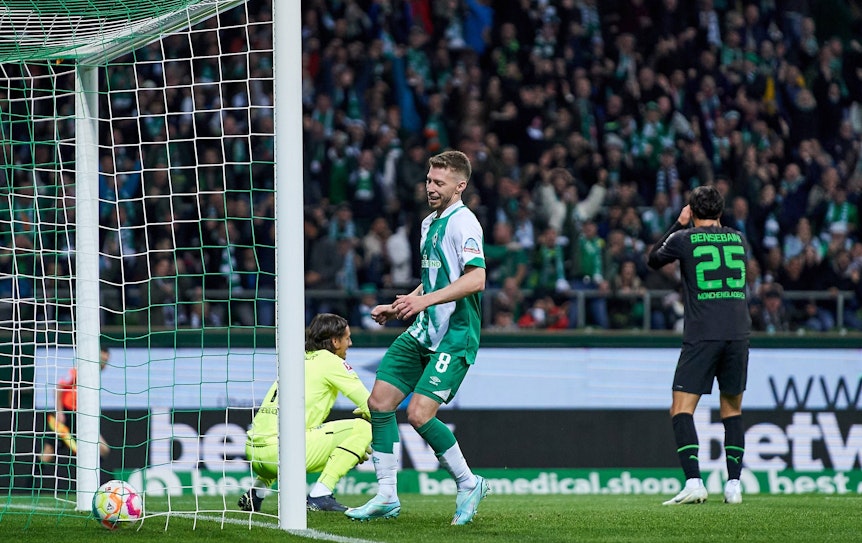 Borussia Mönchengladbach erlebte am Samstag (1. Oktober 2022) einen gebrauchten Abend. Das Bundesliga-Spiel bei Werder Bremen verlor die Elf von Trainer Daniel Farke mit 1:5. Das Foto zeigt den Bremer Mitchell Weiser, der sich über ein Tor freut, derweil verzeifeln Sommer und Bensebaini. Sommer hockt auf dem Spielfeld
