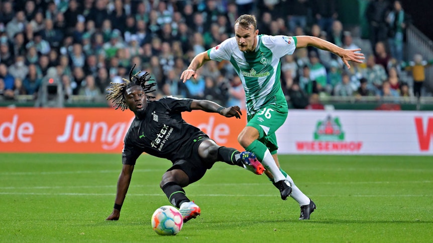Bitterer Abend für Borussia Mönchengladbach! Am Samstag (1.Oktober 2022) hat die Fohlen-Elf das Bundesliga-Topspiel bei Werder Bremen mit X:X verloren. Das Foto zeigt Gladbachs Manu Koné (l.) im Duell um den Ball mit Bremens Christian Groß (r.).