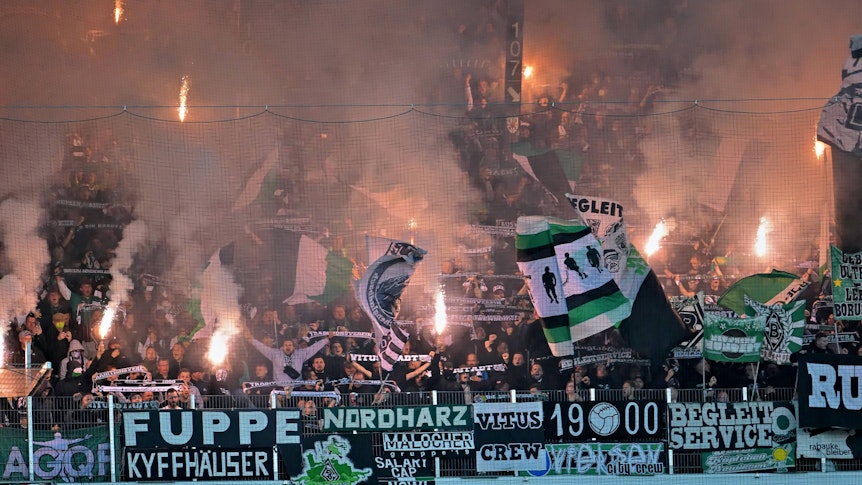 Borussia Mönchengladbach und die mitgereisten Fans kassierten am Samstagabend (1. Oktober 2022) eine 1:5-Niederlage beim SV Werder Bremen. Das Foto zeigt den Gladbach-Fanblock beim Zünden von Pyro.