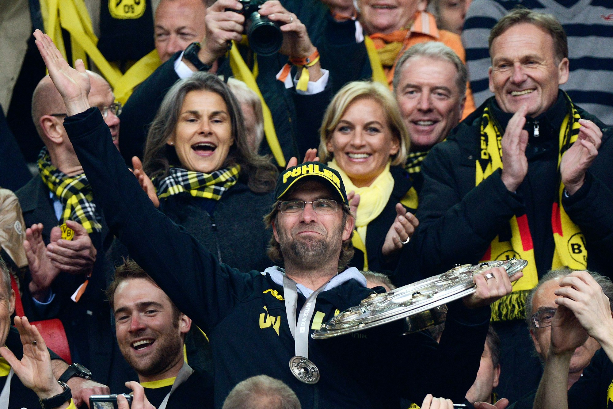 Meistertrainer Jürgen Klopp feiert 2012 auf der Tribüne im heimischen Stadion den Titel mit Borussia Dortmund