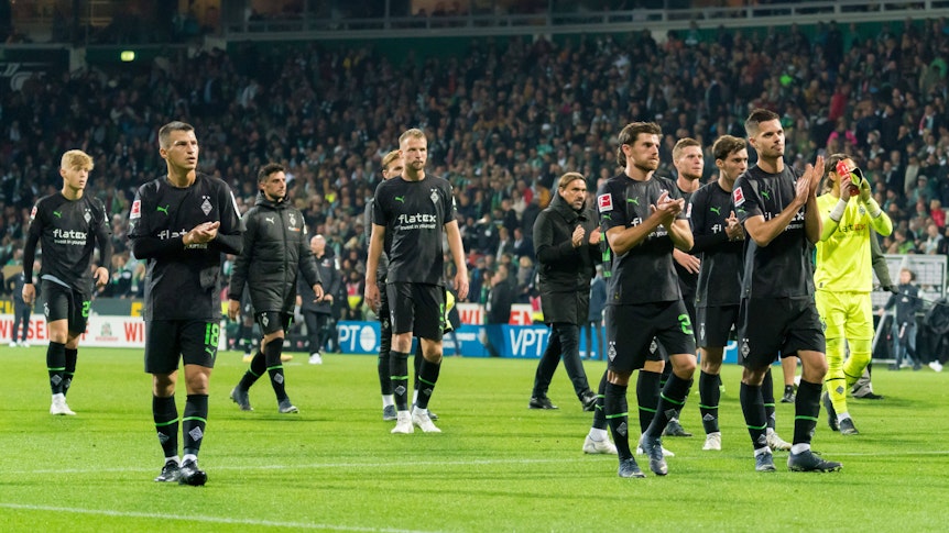 Enttäuschte Spieler von Borussia Mönchengladbach nach der Niederlage beim SV Werder Bremen am Samstagabend (1. Oktober 2022) vor der Fankurve.