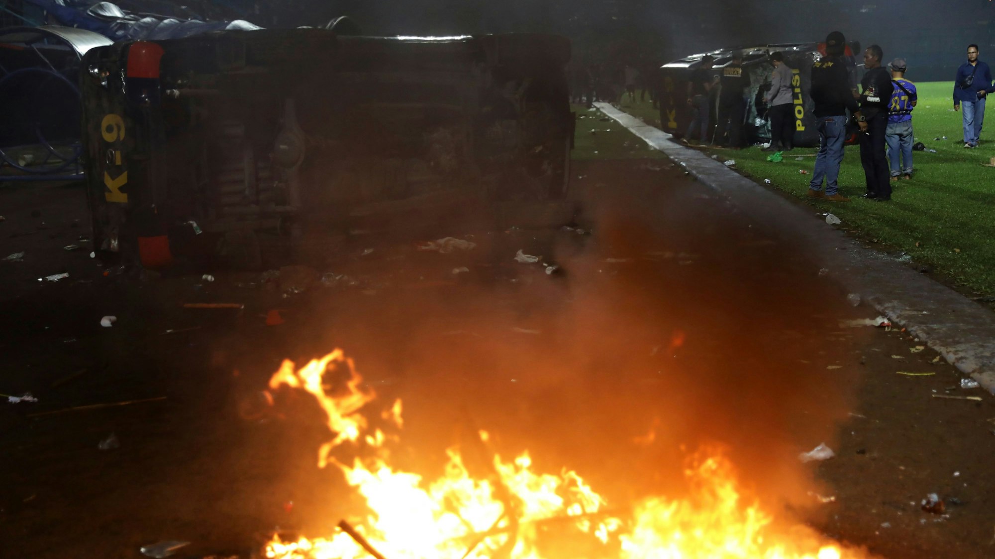 Chaotische Szenen und ein Brandherd im Kanjuruhan-Stadion in Indonesien, wo über 100 Menschen bei Tumulten ums Leben gekommen sind.