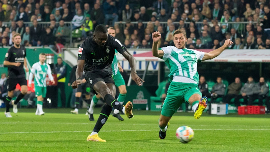 Marcus Thuram (l.) von Borussia Mönchengladbach, hier im Duell mit Bremens Niklas Stark (r.), erzielte beim Auswärtsspiel am Samstag (1. Oktober 2022) den einzigen Treffer für die Fohlenelf.