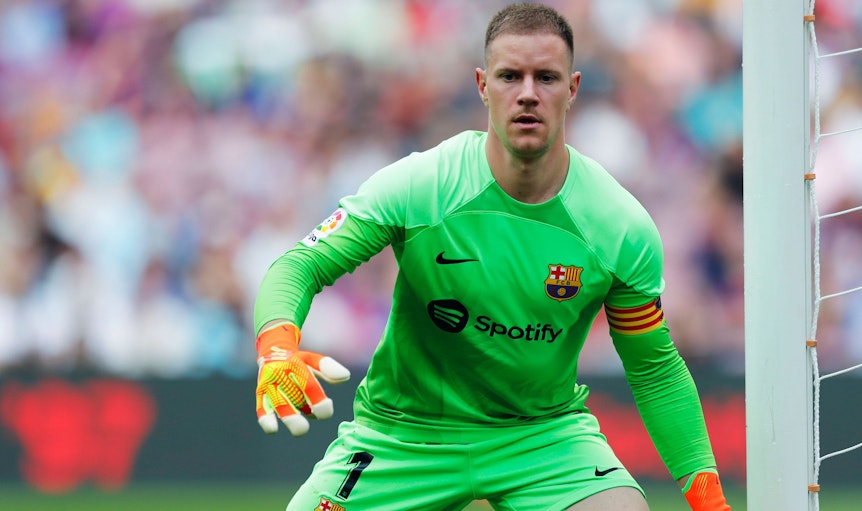 Ex-Gladbach-Torwart Marc-André ter Stegen hat im Trikot des FC Barcelona einen neuen Rekord aufgestellt. Auf diesem Foto ist der DFB-Nationalspieler am 17. September 2022. Ter Stegen hat den Ball im Blick.