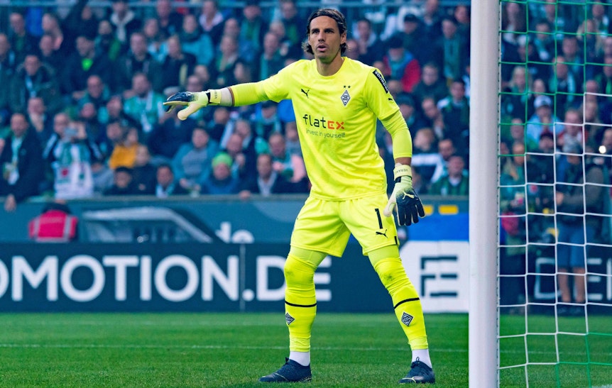Yann Sommer, Torwart von Fußball-Bundesligist Borussia Moenchengladbach, auf diesem Foto am 1. Oktober 2022 in Bremen zu sehen. Sommer zeigt seinen Mitspielern etwas an, hat derweil den Ball im Blick.