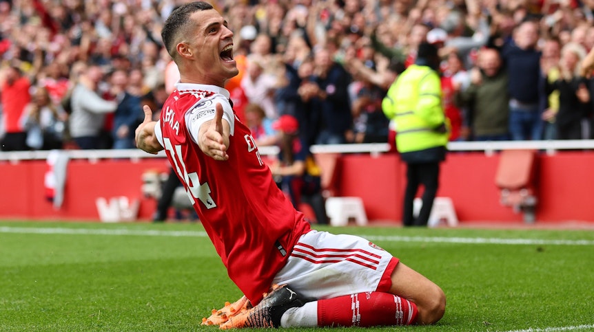 Granit Xhaka jubelt am 1. Oktober 2022 über sein Tor für Arsenal gegen Tottenham. Xhaka rutscht auf den Knien über den Rasen, hat die Arme ausgebreitet und schreit seine Freude heraus.