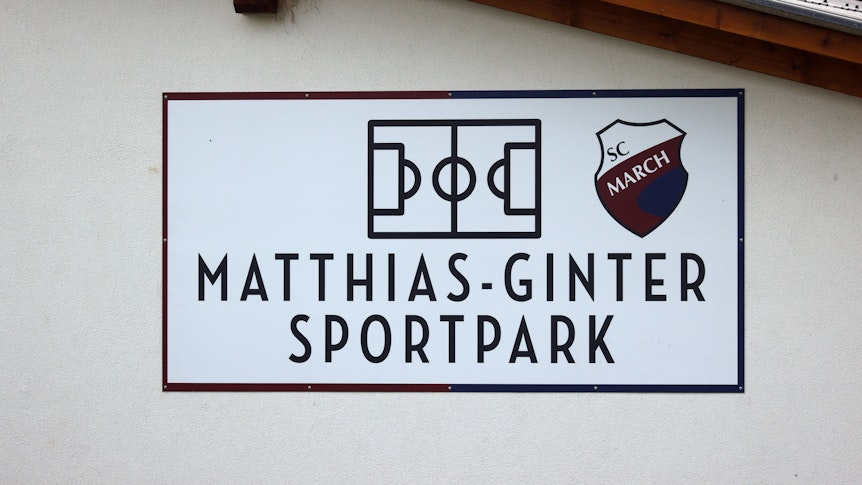 Dieses Schild ziert seit Oktober 2021 das Stadion des SC March, welches seitdem den Namen Matthias-Ginter Sportpark trägt.