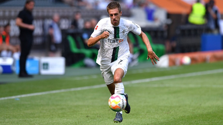 Gladbach-Spieler Patrick Herrmann, hier zu sehen am 23, Juli 2022 im Borussia-Park. Der Offensivspieler sprintet mit dem Ball am Fuß über das Spielfeld.