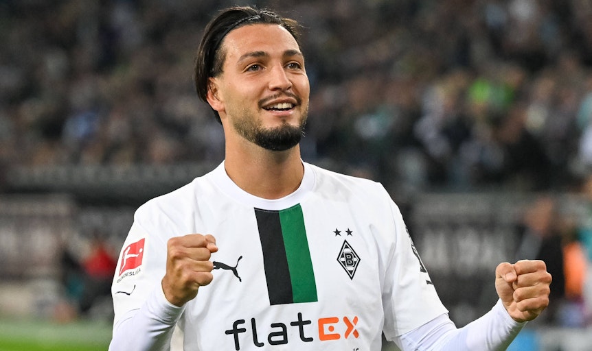 Ramy Bensebaini, Linksverteidiger von Borussia Mönchengladbach, jubelt über einen Treffer. Auf diesem Foto ist der algerische Nationalspieler am 17. September 2022 im Borussia-Park zu sehen. Bensebaini ballt seine Hände zu Fäusten.