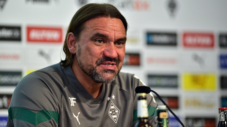 Nach einer Coronainfektion zurück im Borussia-Park: Gladbach-Trainer Daniel Farke während der Derby-Pressekonferenz am 7. Oktober 2022. Farke lächelt und spricht.