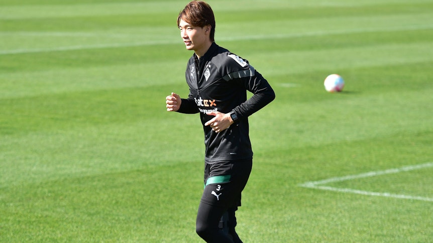 Ko Itakura, Spieler von Borussia Mönchengladbach, absolvierte am Freitag (7. Oktober 2022) erstmals nach seiner Knieverletzung eine lockere Laufeinheit auf dem Trainingsplatz im Borussia-Park.