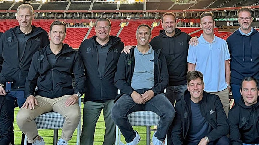 Eine DFB-Delegation, darunter Ex-Gladbach-Manager Max Eberl (3.v.l.), ist vom 26. bis 29. September 2022 in die USA gereist. Dieses Foto zeigt Teile der Reisegruppe im „Mercedes Benz stadium Atlanta“. Eberl trägt eine dunkle Jacke und Brille