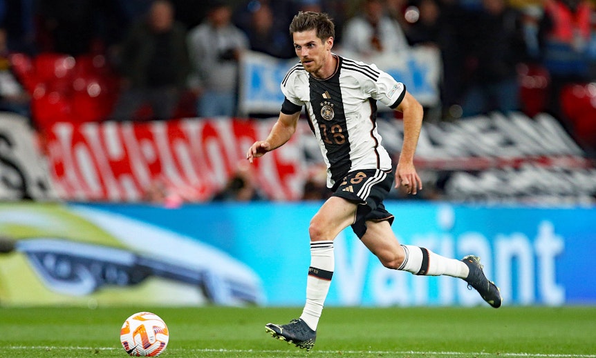 DFB-Nationalspieler und Gladbach-Profi Jonas Hofmann, hier zu sehen am 26. September 2022 in der UEFA Nations League im Duell gegen England in Wembley. Hofmann sprintet mit dem Ball über das Spielfeld.