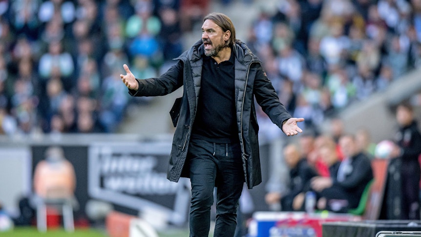 Daniel Farke treibt seine Mannschaft an, hier am 17. September 2022 beim Heimspiel von Borussia Mönchengladbach gegen RB Leipzig. Farke gestikuliert mit den Armen und ruft etwas aufs Spielfeld.