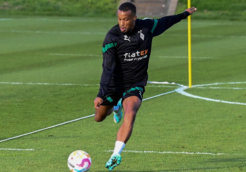 Top-Stürmer Alassane Plea von Borussia Mönchengladbach ist fit für einen Startelfeinsatz im Bundesliga-Derby am Sonntag (9. Oktober 2022) gegen den 1. FC Köln. Hier ist der Franzose am 5. Oktober 2022 im Borussia-Park zu sehen. Plea setzt zum Schuss an.