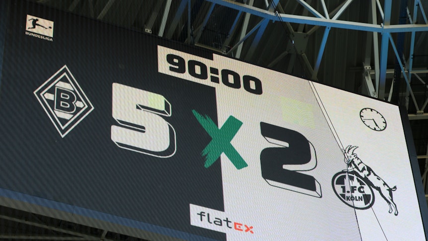 Die Anzeigetafel im Borussia-Park zeigt das 5:2-Endergebnis von Borussia Mönchengladbach im Bundesliga-Derby gegen den 1. FC Köln am 9. Oktober an.
