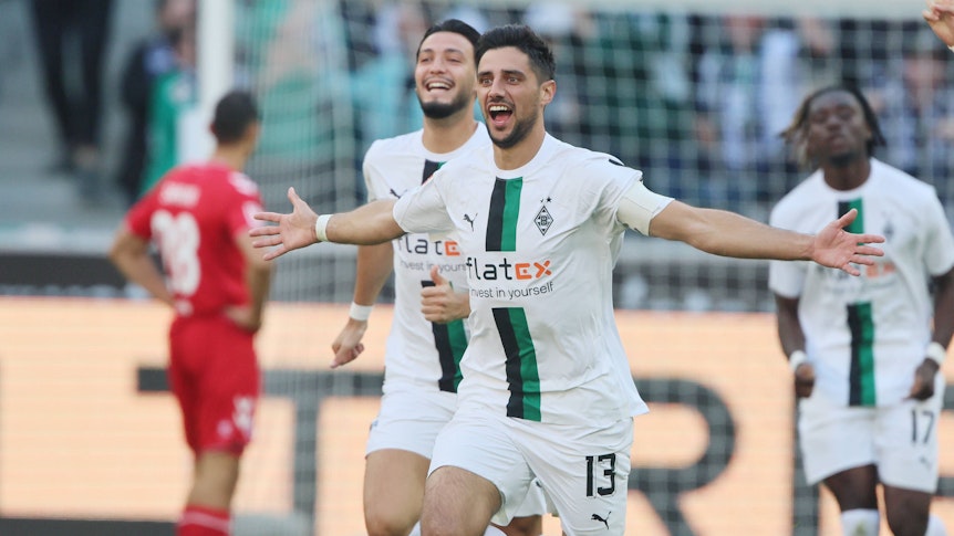 Gladbach-Kapitän Lars Stindl (M.) bejubelt seinen Treffer zum 3:1 im Bundesliga-Derby (9. Oktober 2022) gegen den 1. FC Köln im Borussia-Park. Stindl breitet die Arme aus und brüllt seine Freude heraus.