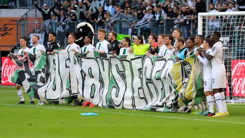 Die Mannschaft von Borussia Mönchengladbach nach dem 5:2-Derbysieg gegen den 1. FC Köln mit einem Derbysieger-Banner.