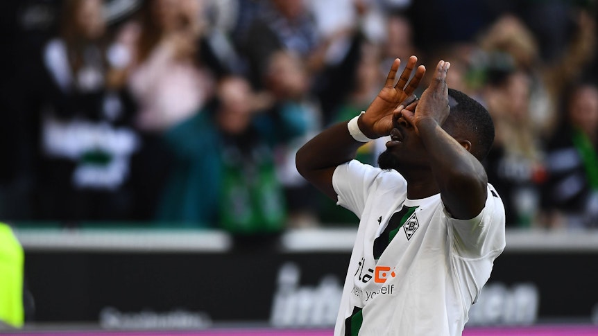 Gladbach-Stürmer Marcus Thuram macht den Brillen-Jubel von Ex-Köln-Stürmer Anthony Modeste nach dem 5:2-Triumph im Derby (9. Oktober 2022) gegen den FC nach.