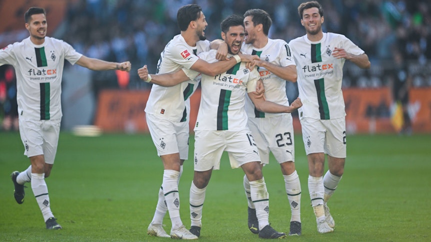 Lars Stindl (M.) jubelt mit seinen Teamkollegen von Borussia Mönchengladbach über seinen Treffer zum 3:1 gegen den 1. FC Köln am 9. Oktober 2022.