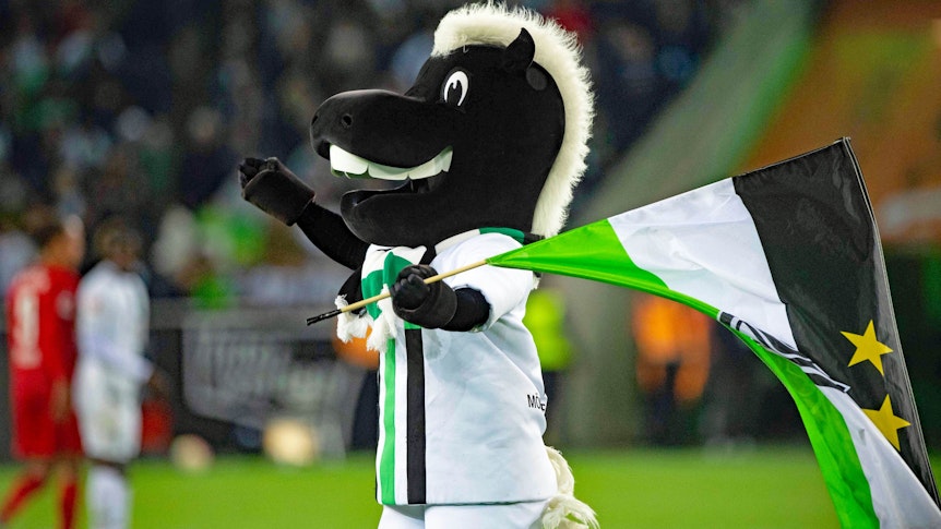 Jünter, Maskottchen von Borussia Mönchengladbach beim Schlussjubel mit Gladbach-Fahne am 17. September 2022 im Borussia-Park.