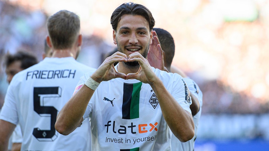 Ramy Bensebaini von Borussia Mönchengladbach erzielte im Derby gegen den 1. FC Köln am Sonntag (9. Oktober 2022) zwei Tore. Das Foto zeigt ihm beim Jubel nach dem 4:1. Mit den Händen formt er ein Herz.