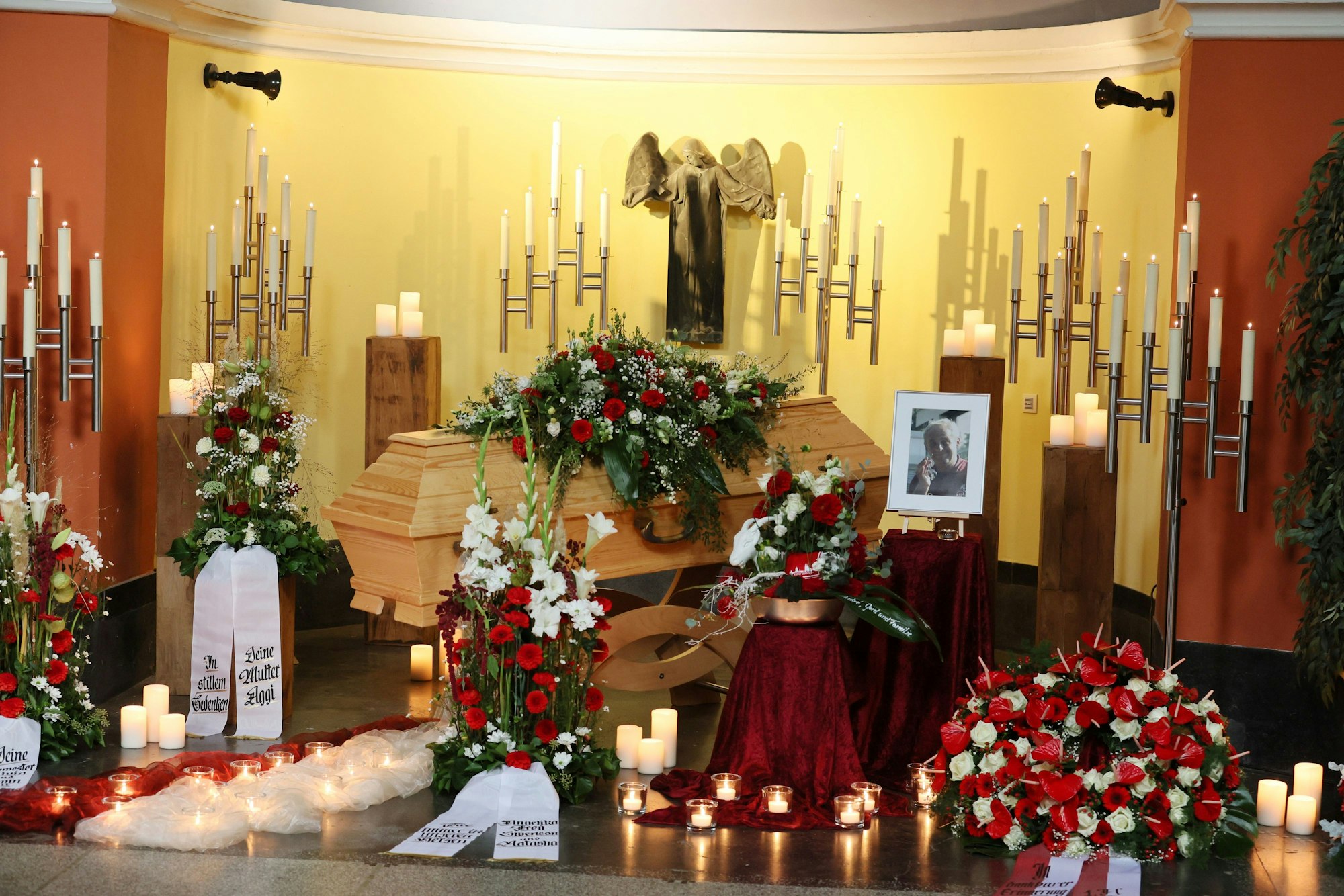 Der Sarg von Hansi Dentinger in der Trauerhalle des Südfriedhofes auf der Beerdigung am 10. Oktober 2022.
