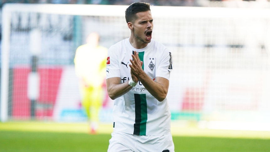 Julian Weigl von Borussia Mönchengladbach gehörte beim 5:2-Derbysieg gegen den 1. FC Köln am Sonntag (9. Oktober 2022) zu den auffälligsten Akteueren. Das Foto zeigt ihn klatschend und schreiend während der Partie.