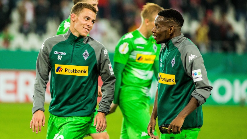 Thorgan Hazard (l.) und Ibrahima Traoré (r.) besuchten am Sonntag (9. Oktober 2022) das Derby zwischen Borussia Mönchengladbach und dem 1. FC Köln. Das Foto zeigt beide in ihrer gemeinsamen Borussia-Zeit bei einem DFB-Pokalspiel am 11. August 2017.