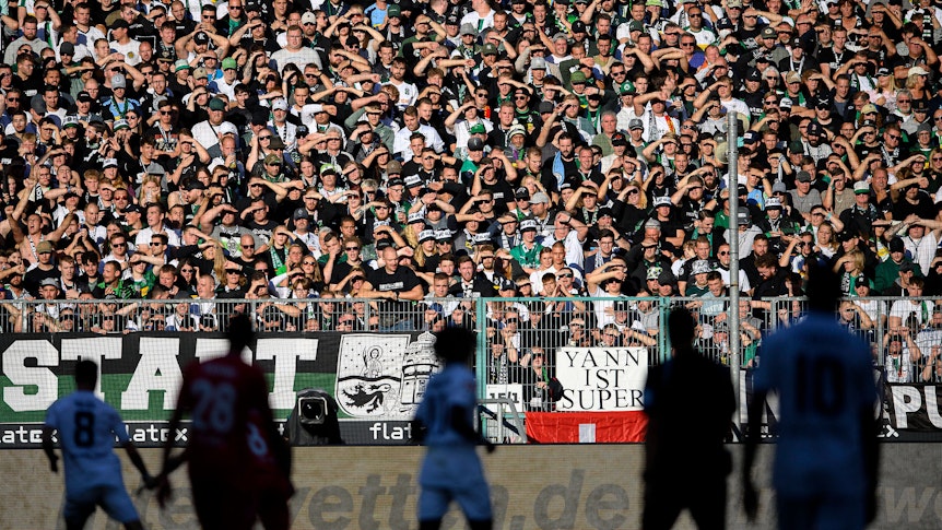 Fans von Borussia Mönchengladbach schauen das Derby gegen den 1. FC Köln am 9. Oktober 2022 in der Nordkurve.
