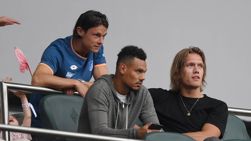 Auf der Tribüne statt auf dem Rasen im Borussia-Park: Nico Schulz (oben) spricht kurz nach seinem Wechsel von Borussia Mönchengladbach zur TSG Hoffenheim am 15. Juli 2017 mit seinen Ex-Teamkollegen Timothée Kolodziejczak (l.) und Jannik Vestergaard (r.).