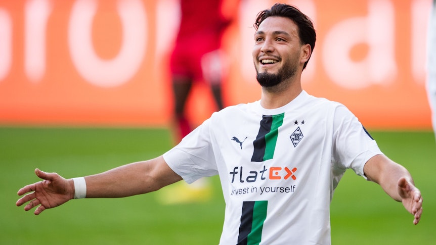Jubel bei Borussia Mönchengladbach! Ramy Bensebaini lässt sich nach einem Tor im Derby am 9. Oktober 2022 gegen den 1. FC Köln feiern.