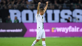 Patrick Herrmann von Borussia Mönchengladbach feiert einen Bundesliga-Sieg gegen RB Leipzig am 17. September 2022.
