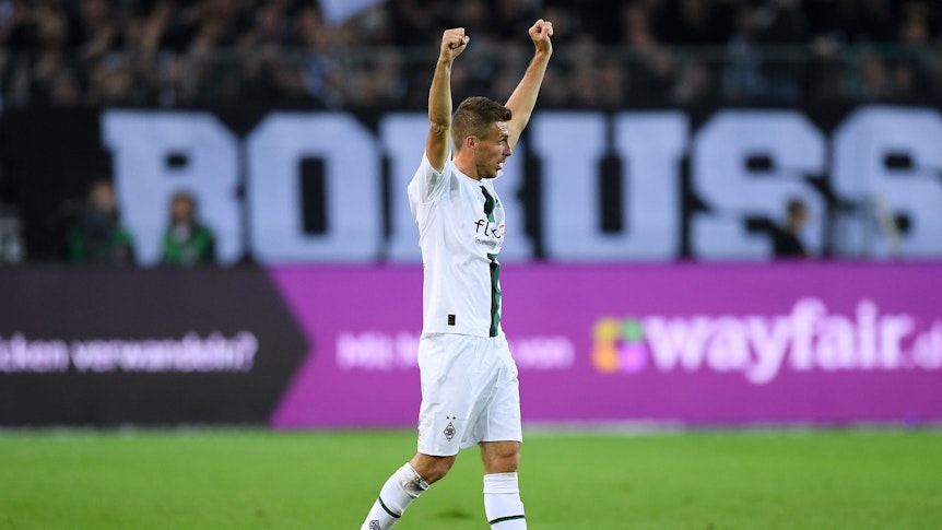 Patrick Herrmann von Borussia Mönchengladbach feiert einen Bundesliga-Sieg gegen RB Leipzig am 17. September 2022.