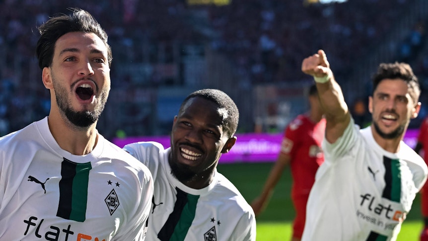 Borussia Mönchengladbach trifft im Bundesliga-Spiel gegen den 1. FC Köln am 9. Oktober 2022 und drei Spieler jubeln: Ramy Bensebaini (l.), Marcus Thuram (m.) und Lars Stindl (r.).