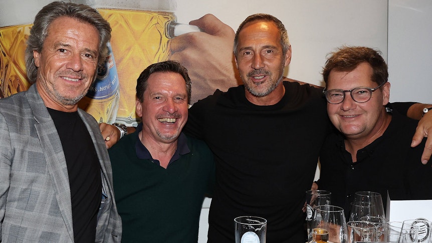 Ex-Gladbach-Trainer Adi Hütter (2.v.r.), hier mit Freunden und Bekannten beim Besuch des UEFA Europa-League-Duells zwischen SK Sturm Graz gegen Lazio Rom am 6. Oktober 2022. Hütter umarmt seine Freunde.