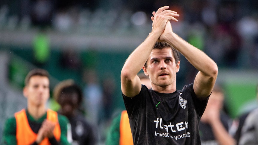 Applaus von Jonas Hofmann für die Fans von Borussia Mönchengladbach nach dem Schlusspfiff beim Spiel gegen den VfL Wolfsburg am 15. Oktober 2022.