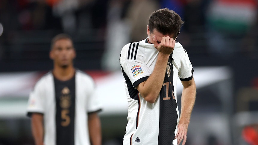 Jonas Hofmann von Borussia Mönchengladbach zieht sich am 23. September 2022 vor Wut das Trikot der deutschen Nationalmannschaft über den Kopf.
