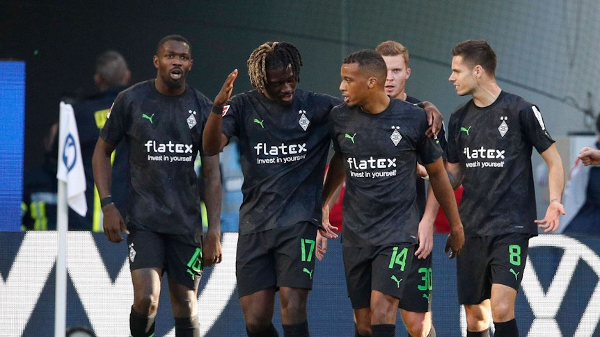 Die Mannschaft von Borussia Mönchengladbach jubelt nach dem 2:1-Führungstreffer von Marcus Thuram am 15. Oktober 2022 beim VfL Wolfsburg. Zu sehen sind (v. l. n. r.) Marcus Thuram, Manu Koné, Alassane Plea, Nico Elvedi und Julian Weigl.