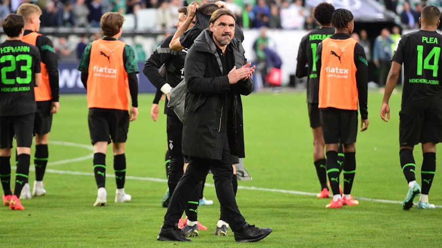 Trainer Daniel Farke klatscht nach dem Remis beim VfL Wolfsburg (15. Oktober 2022) in die Hände und blickt dabei Richtung Gladbach-Fans. Für Borussia steht nun eine englische Woche mit zwei Pflichtspielen an.