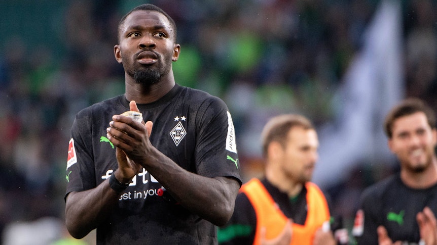 Marcus Thuram, Stürmer von Fußball-Bundesligist Borussia Mönchengladbach. Auf diesem Foto ist der Franzose am 15. Oktober 2022 in Wolfsburg zu sehen. Thuram klatscht in die Hände.