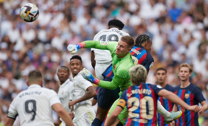 Ex-Gladbach-Torwart Marc-André ter Stegen im „El Clásico“ (17. Oktober 2022) zwischen Real Madrid und seinem Klub, dem FC Barcelona. In dieser Szene klärt der gebürtige Mönchengladbacher nach einer Hereingabe.