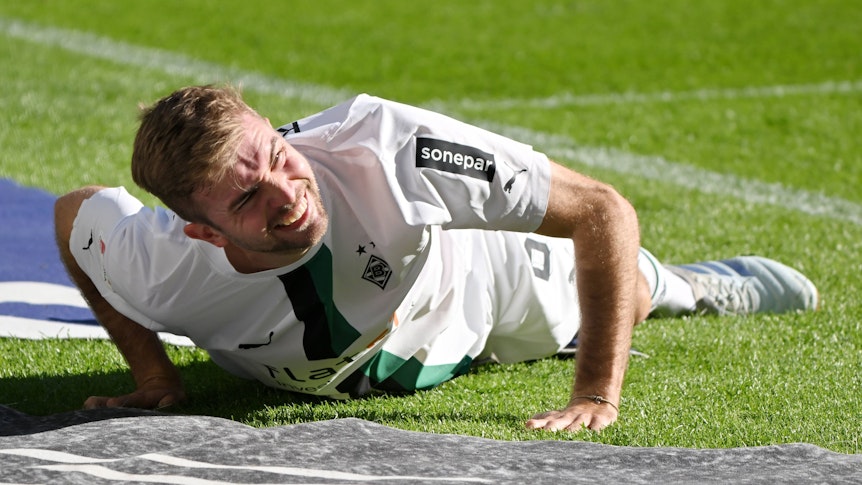 Christoph Kramer am Boden: Der Weltmeister von 2014 und Mittelfeldstar von Borussia Mönchengladbach fällt weiterhin wegen einer Sprunggelenksverletzung aus. Auf diesem Foto ist er am 9. Oktober 2022 im Borussia-Park zu sehen. Kramer liegt auf dem Boden, er hat Schmerzen.
