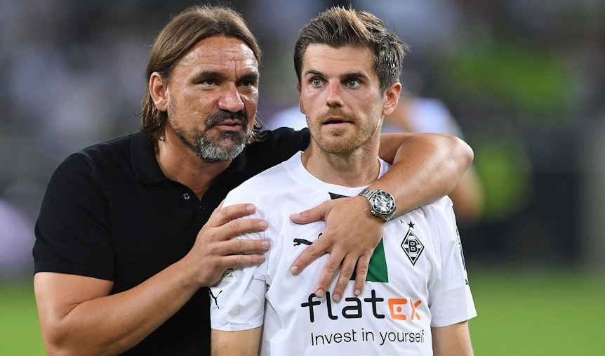 Gladbach-Trainer Daniel Farke (l.) umarmt seinen DFB-Nationalspieler Jonas Hofmann (r.). Dieses Foto zeigt die beiden Borussen am 19. August 2022 im Borussia-Park. Farke trägt ein dunkles Polohemd, Hofmann sein Gladbach-Trikot.