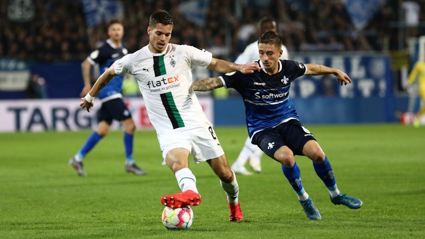 Julian Weigl von Borussia Mönchengladbach beim DFB-Pokalspiel (18. Oktober 2022) im Zweikampf mit Marvin Mehlem von Darmstadt 98.